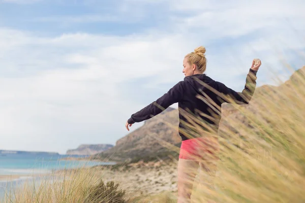 Mujer feliz libre disfrutando del sol del otoño pasado en vacaciones . —  Fotos de Stock