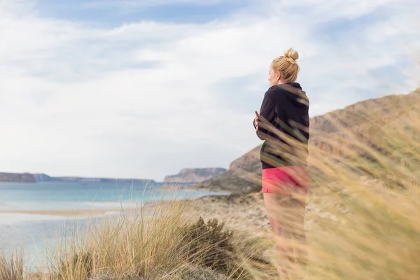 Mujer feliz libre disfrutando del sol del otoño pasado en vacaciones . —  Fotos de Stock