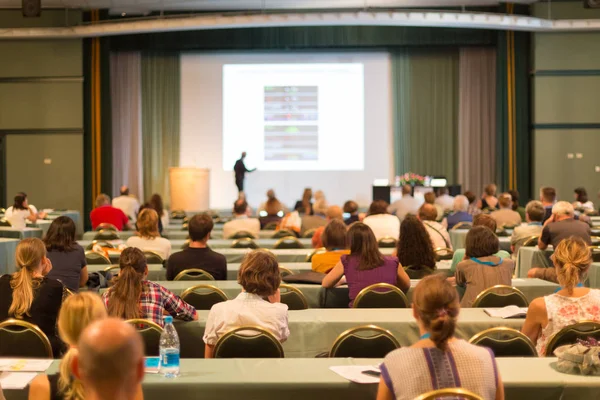 Audiencia en la sala de conferencias que participa en la conferencia de negocios. —  Fotos de Stock