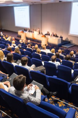 Bilimsel konferans konferans salonunda izleyiciler.