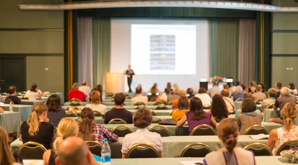 Pubblico in aula partecipando alla conferenza d'affari. — Foto Stock