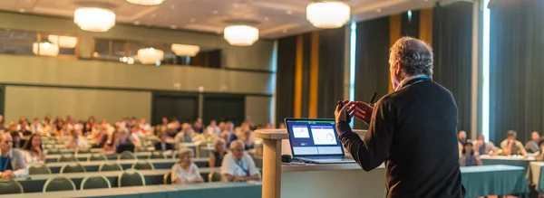 Ponente público sénior dando una charla en conferencia científica. — Foto de Stock