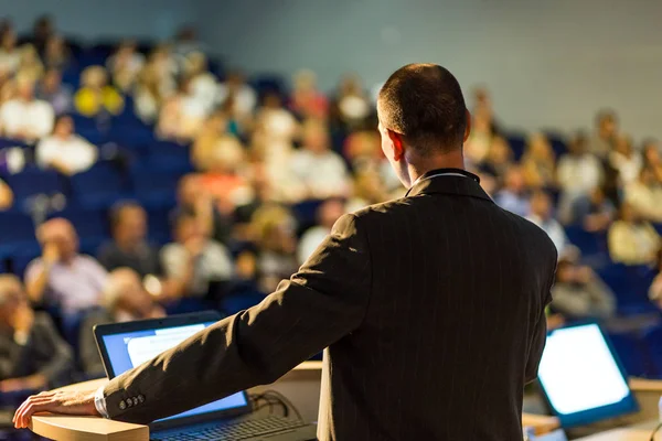 Ponente público dando charla en evento de negocios. — Foto de Stock