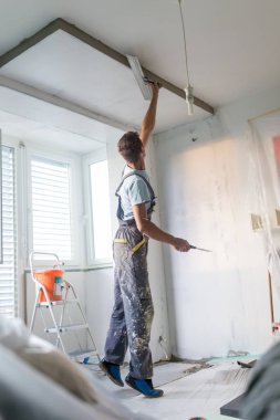 Sıvacı yenilenen kapalı duvarlar ve tavanlar. İnşaat bitirme işleri.