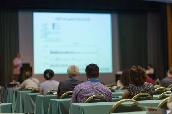 Audiência na sala de aula sobre conferência científica. — Fotografia de Stock