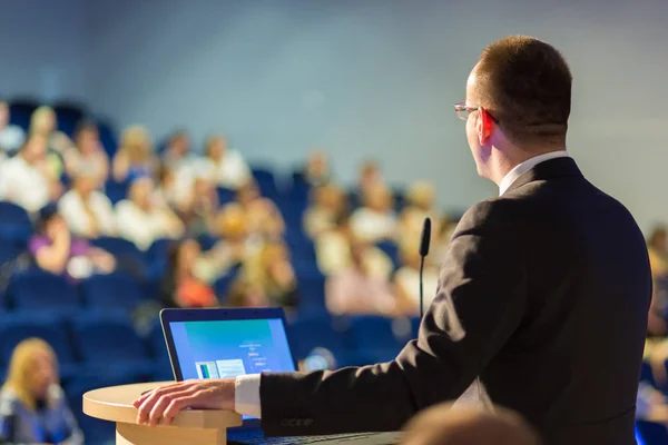 Orador público dando palestra no evento de negócios. — Fotografia de Stock