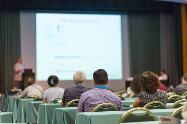 Publiken i föreläsningssalen deltar på företagskonferens. — Stockfoto