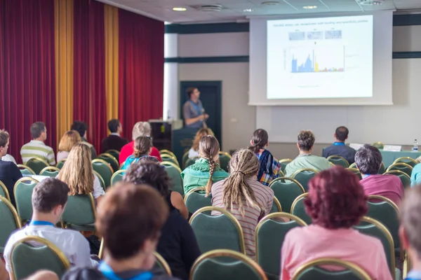 Publiczność w sali wykładowej uczestnicząca w konferencji biznesowej. — Zdjęcie stockowe