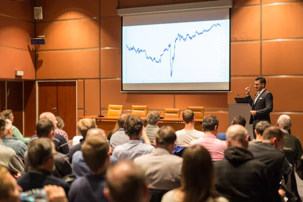 Business speaker geeft een lezing in de conferentiezaal. — Stockfoto