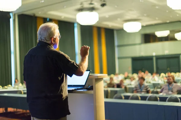 Senior offentlig talare ger tala vid vetenskaplig konferens. — Stockfoto