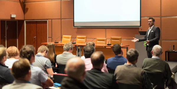 Ponente de negocios dando una charla en la sala de conferencias. —  Fotos de Stock