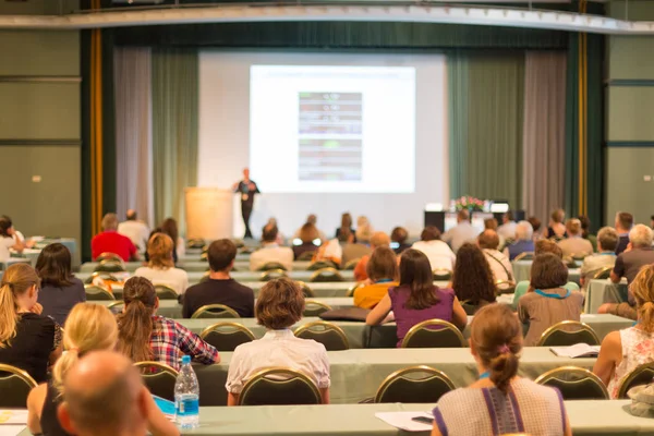 Audiencia en la sala de conferencias que participa en la conferencia de negocios. — Foto de Stock