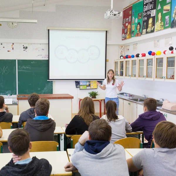 Kurs resuscytacji pierwszej pomocy w szkole podstawowej. — Zdjęcie stockowe