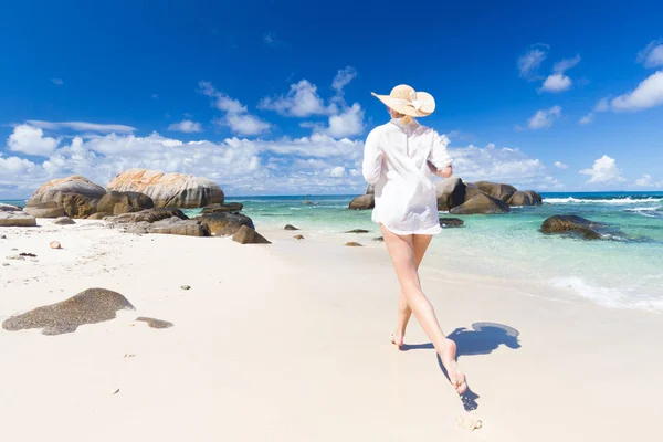 Vrouw genieten van witte zandstrand op Mahe Island, Seychellen. — Stockfoto