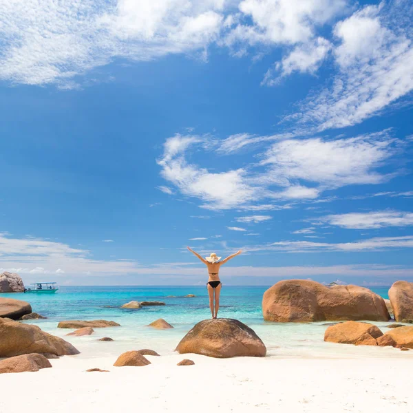 Donna godendo Anse Lazio foto spiaggia perfetta sull'isola di Praslin, Seychelles . — Foto Stock