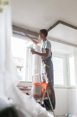 Sıvacı yenilenen kapalı duvarlar ve tavanlar. İnşaat bitirme işleri.