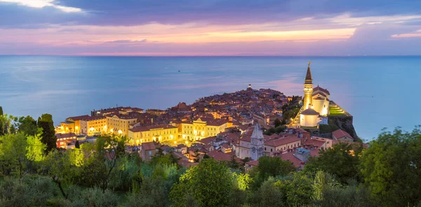 Romantic colorful sunset over picturesque old town Piran, Slovenia. — Stock Photo, Image