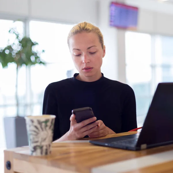 Kvinnliga freelancer distans arbetar på språng. — Stockfoto