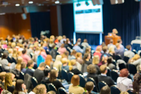 Blured podoba publikum v konferenční sál ošetřující obchodní sympozium. — Stock fotografie