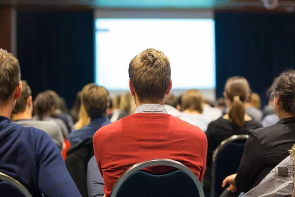 Liiketoimintakonferenssiin osallistuva yleisö luentosalissa. — kuvapankkivalokuva