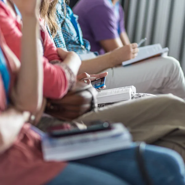 Les participants écoutent la conférence et prennent des notes — Photo