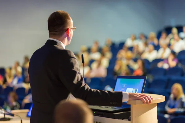 Orador público dando palestra no evento de negócios. — Fotografia de Stock