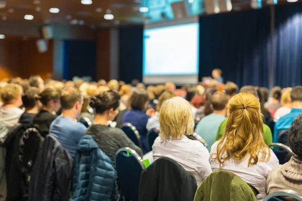 Audiencia en la sala de conferencias que participa en un evento empresarial . —  Fotos de Stock