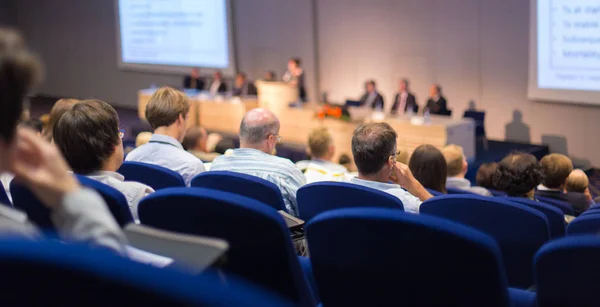 Publiek in collegezaal over wetenschappelijke conferentie. — Stockfoto