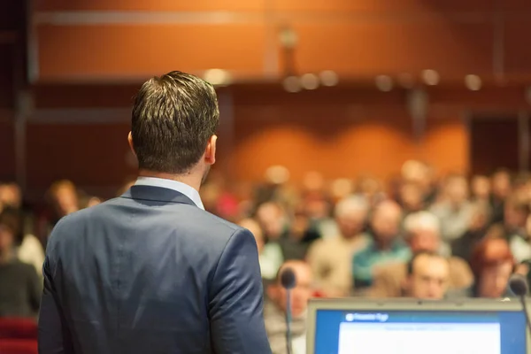 Prelegent przemawiający na konferencji biznesowej. — Zdjęcie stockowe