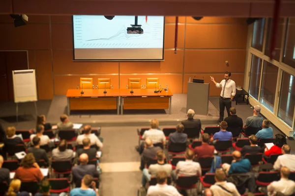 Wirtschaftssprecher hält Vortrag im Konferenzsaal. — Stockfoto