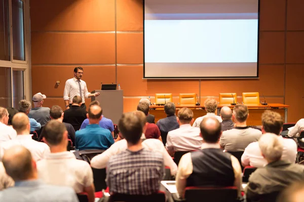 Näringslivstalare håller föredrag i konferenssalen. — Stockfoto