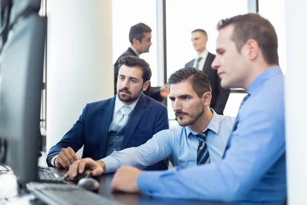 Equipe de negócios trabalhando em escritório corporativo. — Fotografia de Stock