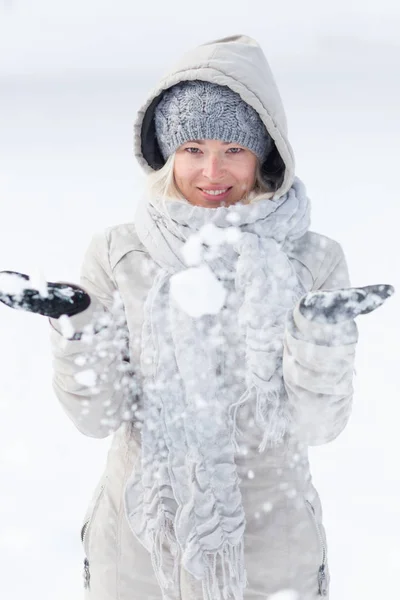 Meisje spelen met sneeuw in de winter. — Stockfoto