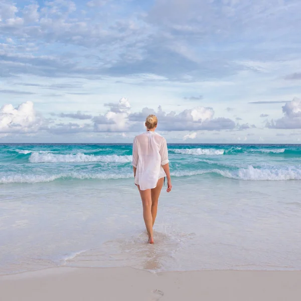 Mujer en vacaciones de verano en la playa tropical de Mahe Island, Seychelles . —  Fotos de Stock