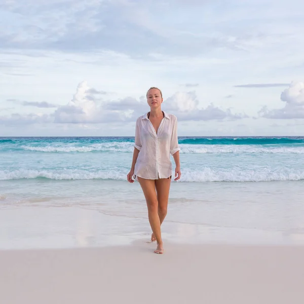 Frau im Sommerurlaub am tropischen Strand von Mahé Island, Seychellen. — Stockfoto