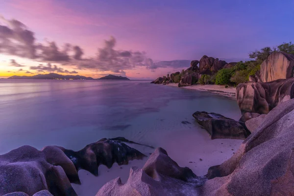Dramatischer Sonnenuntergang am Strand von anse source dargent, la digue island, seychellen — Stockfoto