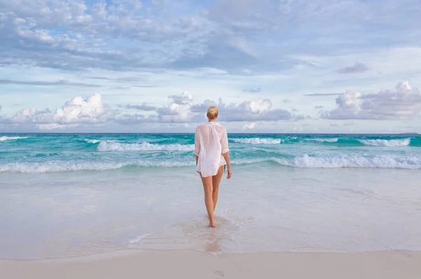 Vrouw op de zomervakanties op tropisch strand van Mahe Island, Seychellen. — Stockfoto