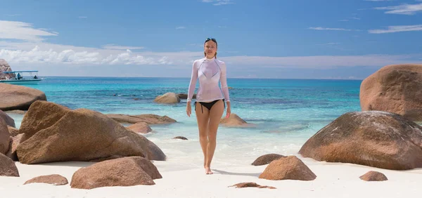Kadının Anse Lazio resim mükemmel kumsalda Praslin Adası, Seyşel Adaları. — Stok fotoğraf