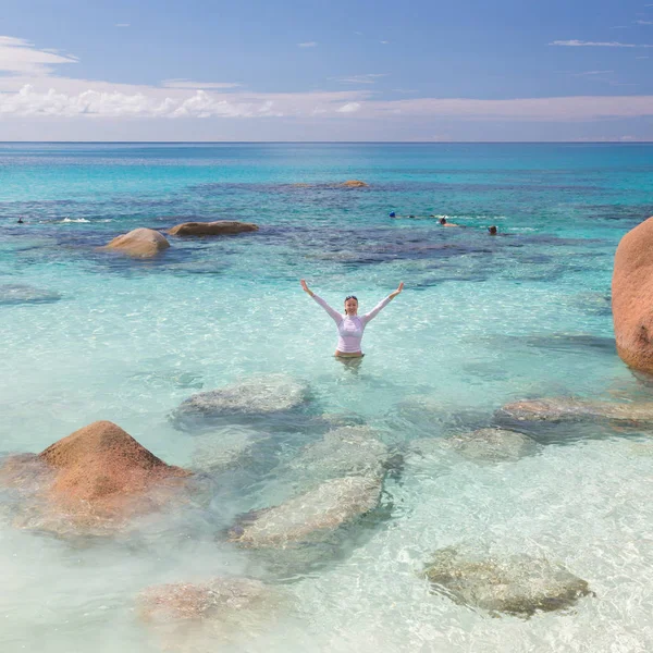 Frau genießt anse lazio Bilderbuchstrand auf der Insel Praslin, Seychellen. — Stockfoto