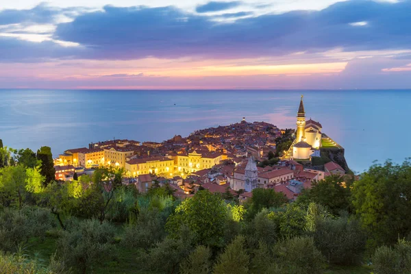 Romantikus színes naplemente festői óvárosban, Piran, Szlovénia. — Stock Fotó