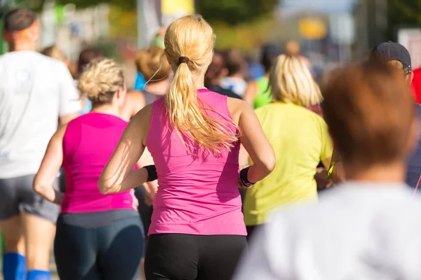 Grupo de personas corriendo . — Foto de Stock