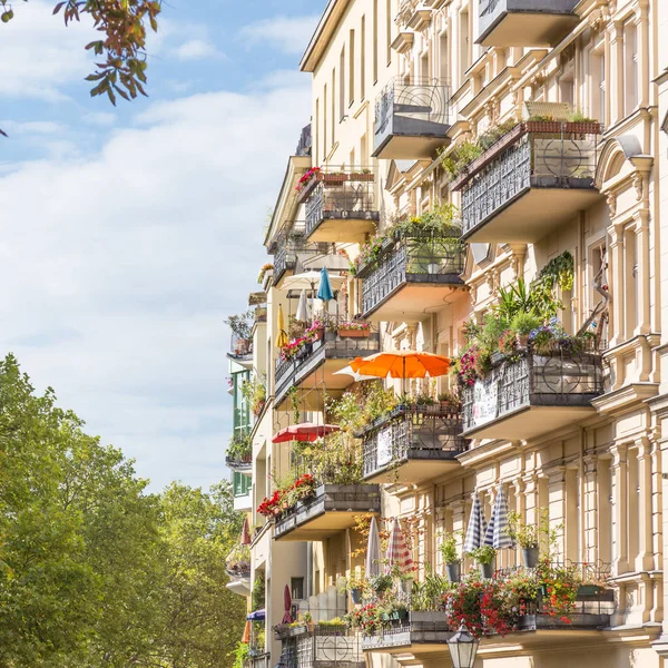 Balcón europeo tradicional con flores coloridas y macetas . —  Fotos de Stock