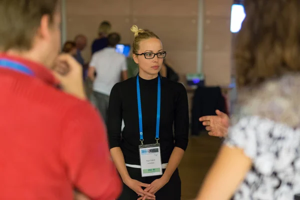 Persone che interagiscono durante la pausa caffè alla conferenza medica . — Foto Stock