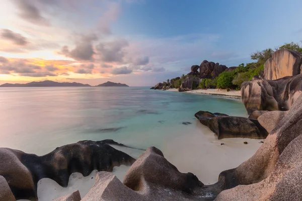 Драматический закат на пляже Anse Source dArgent, остров Ла Дигю, Сейшельские острова — стоковое фото