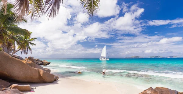 Kvinna som njuter av Anse Patates bild perfekt strand på La Digue Island, Seychellerna. — Stockfoto