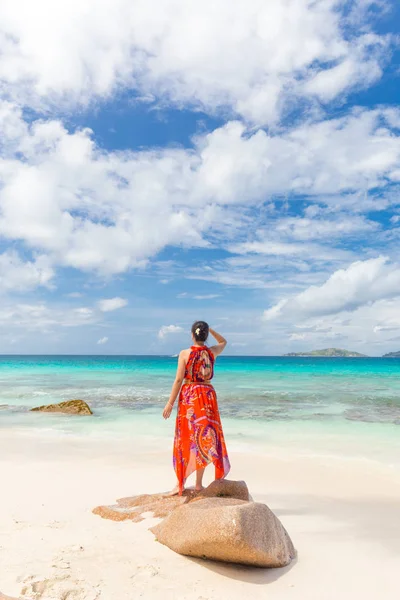 Mujer disfrutando de Anse Patates foto playa perfecta en La Digue Island, Seychelles . — Foto de Stock