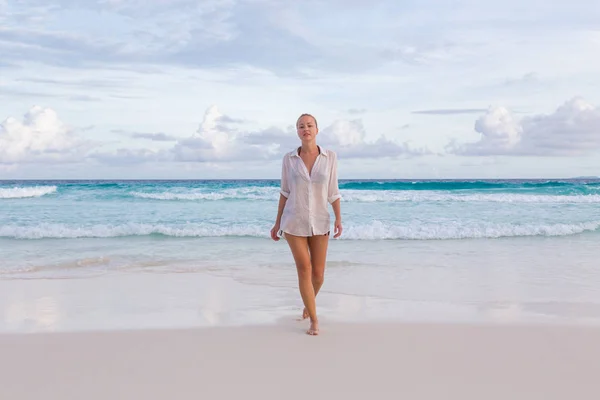 Mujer en vacaciones de verano en la playa tropical de Mahe Island, Seychelles . —  Fotos de Stock