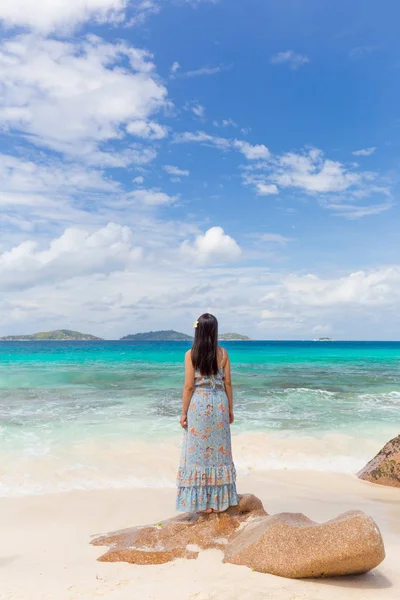 Vrouw genieten van Anse Patates afbeelding perfecte strand aan La Digue Island, Seychellen. — Stockfoto