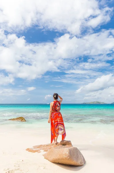 Nő pihentető strandon Anse Patates kép tökéletes a La Digue-sziget, Seychelle-szigetek. — Stock Fotó