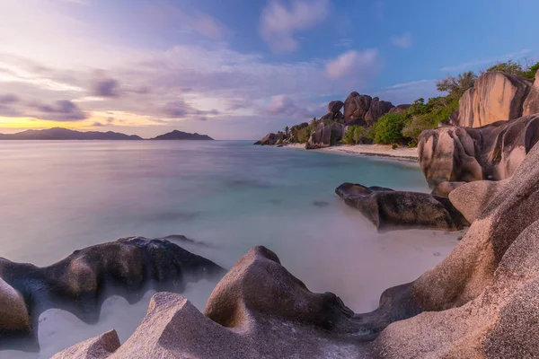 Dramatischer Sonnenuntergang am Strand von anse source dargent, la digue island, seychellen — Stockfoto